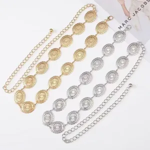 Detailansicht von Retro-Metall-Taillenketten mit Sonnenmedaillons in Gold und Silber.