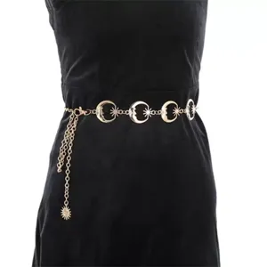 Goldene Metall Taillenkette mit Mond und Sonne Anhänger, trendiges modisches Accessoire.