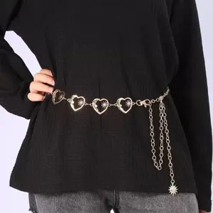 Detailaufnahme des goldenen Metallgürtels mit Herzanhängern für Streetwear Hip-Hop Mode.