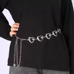 Detailansicht der trendigen Metall-Taillenkette mit Herz- und Sternanhängern im Retro-Stil.