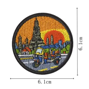 Toppa ricamata con tempio e tuk-tuk, ideale per la riparazione e decoro di vestiti fai da te.