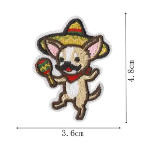 Vista dettagliata della patch ricamata di cane cartone animato con sombrero, 3,6x4,8 cm.