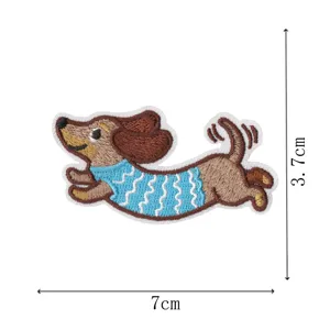 Süßer Dackel Stickaufnäher mit blauem Pullover, ideal zum Aufbügeln für Hoodies und Rucksäcke.