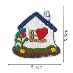 Joli patch brodé en forme de mini maison avec cœur, idéal pour décorer les vêtements.