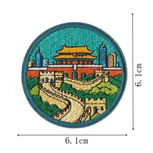 Vista dettagliata del patch ricamato rotondo della Grande Muraglia con cuciture fini.