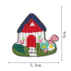 Gros plan détaillé d'un patch de broderie de maison de dessin animé mignon avec texture.