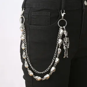 Nahaufnahme der Punk Gothic Metall Totenkopf Skelett Hosenkette an dunkler Jeanshose.