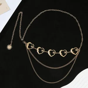 Détail de chaîne de corps dorée, chaîne de taille métallique multicouche avec pendentifs.
