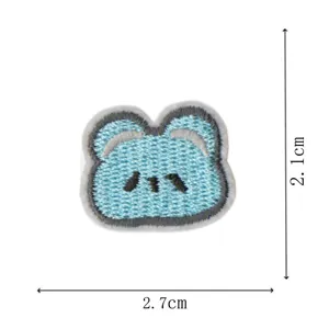 Vue détaillée d'un patch brodé animal bleu mignon avec dimensions pour déco de vêtements.