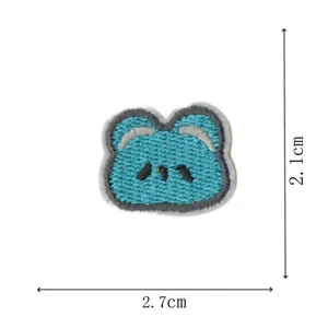 Vue détaillée d'un patch brodé animal bleu mignon avec coutures fines et dimensions claires.