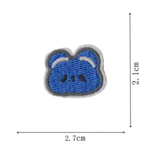 Détail d'écusson brodé d'animal bleu, badge mignon de dessin animé pour vêtements.