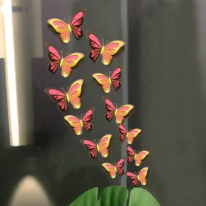 Primo piano di adesivi murali a farfalla cavi 3D a doppio strato in sfumatura rosa.