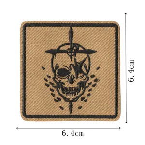 Tactische schedel geborduurde patch met kruis ontwerp, ideaal voor jassen en rugzakken.