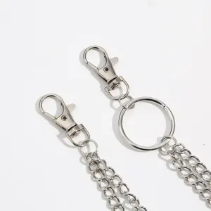 Nahaufnahmedetails der silbernen doppelten Metallhosenkette mit Karabinerhaken und Ring.