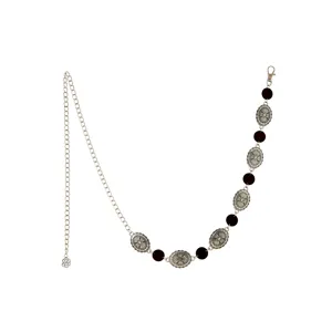 Chaîne de taille rétro en métal avec medaillons ovales sculptés et perles noires élégantes.
