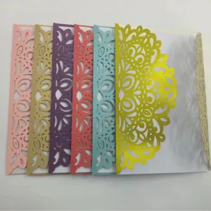 Lasergeschnittene hohle Hochzeitseinladungskarte Detail, bunte Perlglanzpapier Umschlag.