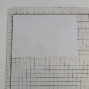 Detailansicht zur Grössenmessung der Blanko-Einladungskarte auf einer Schneidematte.