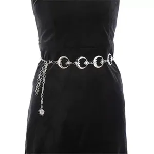 Silberne Metall-Taillenkette mit Mond- und Sternanhängern für Gothic Punk Stil Detail.