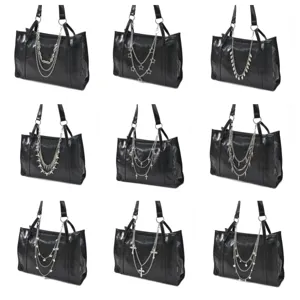 Sac cabas noir avec chaînes en métal argenté style punk gothique, grand sac porté épaule.