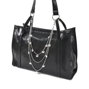 Sac cabas noir classique avec chaine papillon argente, grand sac elegant et tendance.
