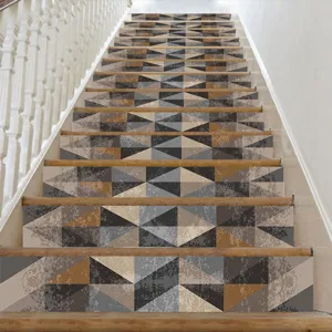 Dettaglio adesivo per scale con motivo geometrico per decorare la vostra casa moderna.