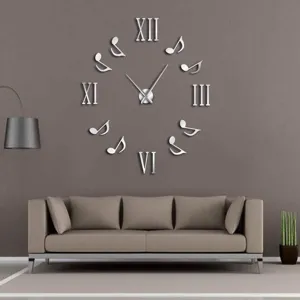 Silberne Acryl 3D Wanduhr Detailansicht mit kreativen römischen Ziffern und Noten Motiv.