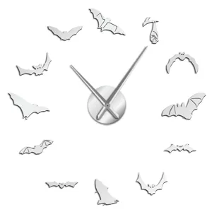 Detalle reloj de pared murciélago 3D acrílico plateado, diseño espejo DIY moderno.