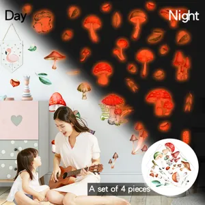 Adesivi da parete con funghi luminosi e decalcomanie piante per cameretta bambini