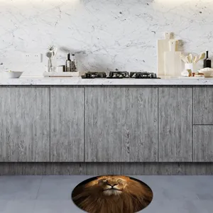 Vista detallada del adhesivo de suelo de león 3D realista en cocina moderna, antideslizante