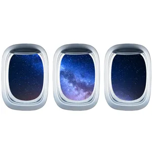 Dettagli in primo piano dell'adesivo murale oblò aereo 3d con vista galassia.