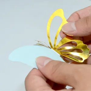 Primo piano dell'adesivo murale farfalla cava a doppio strato 3D che mostra il design pieghevole.