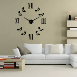 Moderne 3D Acryl Wanduhr mit römischen Ziffern und Noten für Wohnzimmer Dekoration.