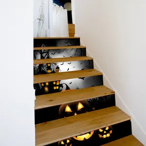 Λεπτομέρεια από αυτοκόλλητα σκάλας Halloween με στοιχειωμένο κάστρο και φωτεινή κολοκύθα.