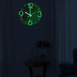 Gedetailleerd overzicht van de lichtgevende wandklok met gloeiende cijfers in het donker.
