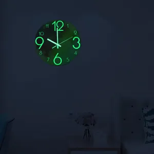 Gedetailleerd uitzicht op de lichtgevende maan wandklok in het donker, perfect voor slaapkamer.