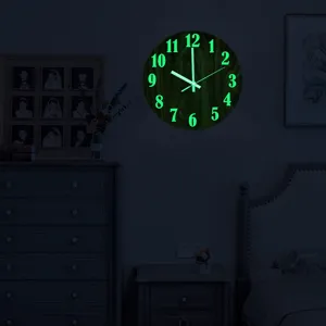 Leuchtende Wanduhr mit Holzmaserung Design, leise Acryluhr für Schlafzimmer und Wohnzimmer.