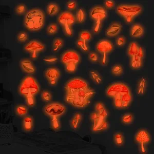 Dettaglio adesivi murali funghi al buio con effetto luminoso rosso brillante per cameretta bambini.