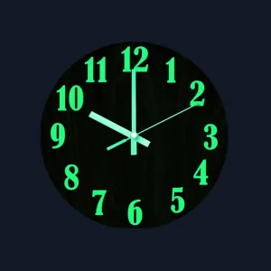 Nahaufnahme der leuchtenden Wanduhr, die die leuchtenden Zahlen und Zeiger detailgetreu zeigt.