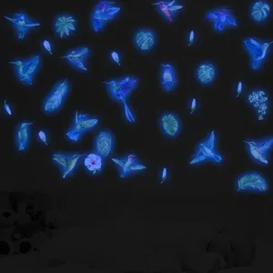 Vista dettagliata di adesivi murali fluorescenti con colibri e fiori per camera dei bambini.