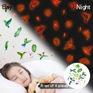 Adesivi da parete luminosi con colibrì e piante per decorazione cameretta bambini al buio.