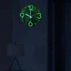 Leuchtende Planetenwanduhr im dunklen Raum, moderne 3D Acryl Wohndekoration Detail.