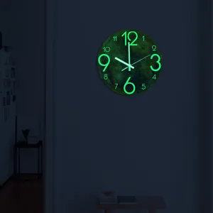 Leuchtende Planeten-Wanduhr im dunklen Raum mit leuchtenden Zahlen und lautlosem Betrieb.