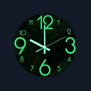 Vista detallada del reloj de pared luminoso con textura de mármol oscuro y números.