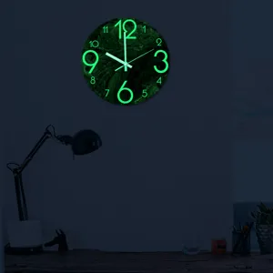 Reloj de pared luminoso con efecto mármol y números fluorescentes para dormitorio.
