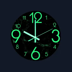 Lichtgevende wandklok met prachtig marmerpatroon, oplichtende cijfers en stil uurwerk.