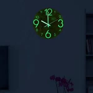 Reloj de pared luminoso con numeros verdes fluorescentes y patron de planeta para decoracion