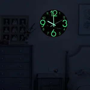 Lichtgevende wandklok met marmerlook, stille acrylaatklok die oplicht in het donker voor slaapkamer