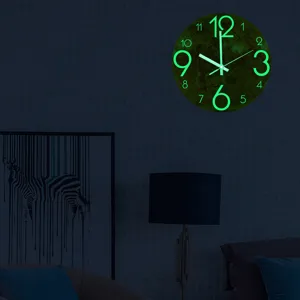 Reloj de pared luminoso que brilla en la oscuridad con grandes números verdes y textura de planeta.