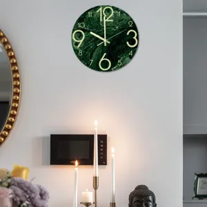 Reloj de pared de mármol verde con números luminosos y diseño silencioso para salón.