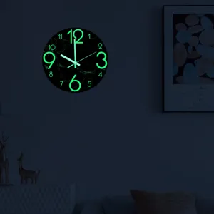 Gedetailleerd overzicht van lichtgevende wandklok in donkere kamer, stille acrylklok voor decoratie